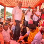राजस्थान: दौसा विधायक हुडला ने सड़क किनारे बैठकर चमकाए लोगों के जूते, जानें पूरा मामला