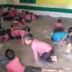 Viral VIDEO: गर्मी से परेशान होकर बच्चे नहीं आ रहे थे स्कूल, प्रिंसिपल ने क्लास में बना दिया वॉटरपार्क
