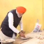 PM मोदी ने रोटियां बेलकर लंगर में बैठे लोगों को खिलाया खाना